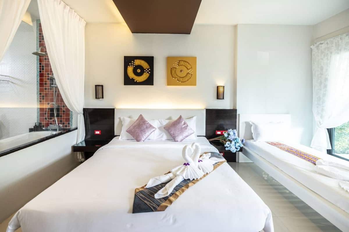 Family Room | Minibar, in-room safe, desk, free WiFi