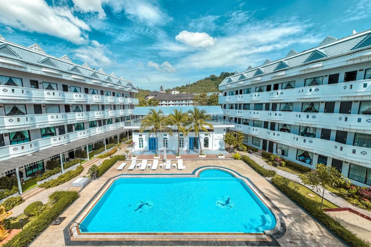 Familienzimmer | Außenpool | Außenpool, Liegestühle