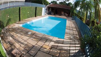 Piscina all'aperto, con ingresso dalle 07:00 alle 23:00, lettini