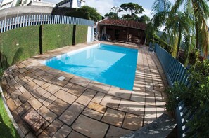 Alberca al aire libre, acceso de 07:00 a 23:00, y camastros 