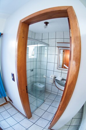 Standard Room | Bathroom | Shower, hair dryer, towels - Hotel Klöppel (Blumenau)