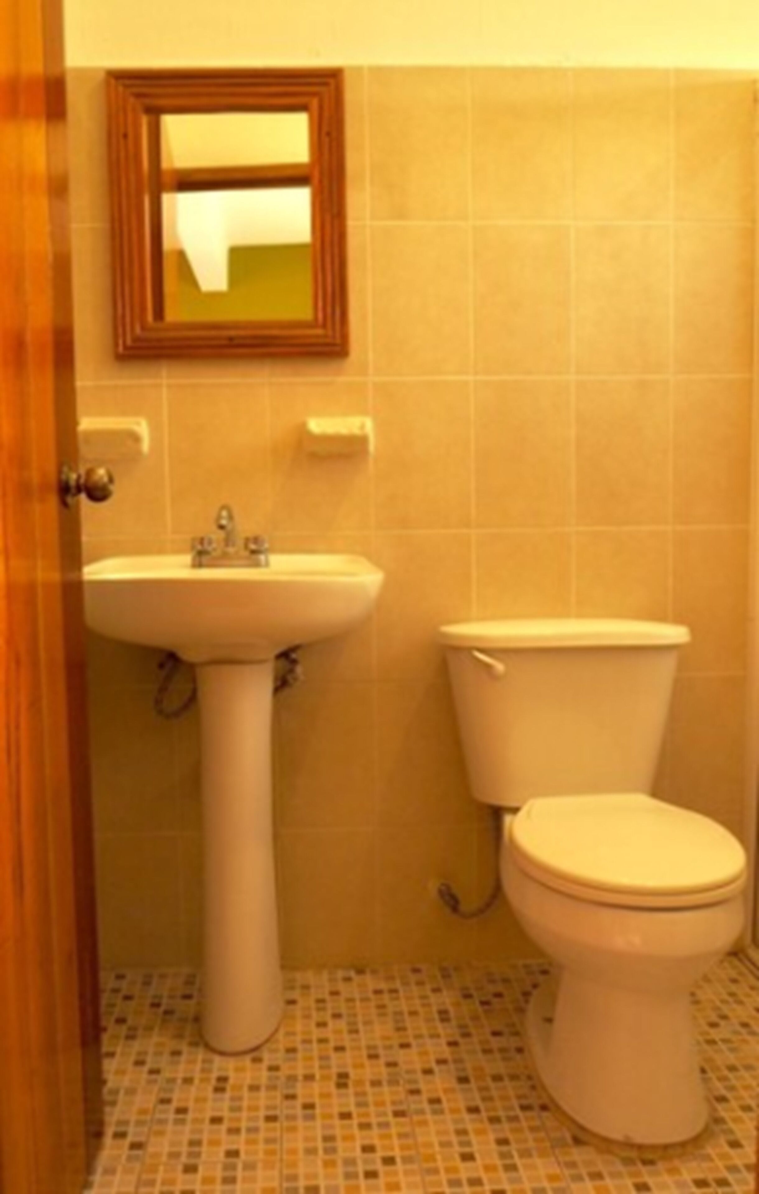 standard double room | bathroom | shower, towels