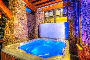 Outdoor spa tub - Private Home by Retreatia (Steamboat Springs)