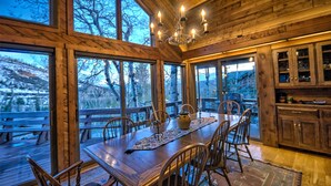 Talo, useita makuuhuoneita (Heavenly Daze Chalet) | Ruokailu omassa huoneessa