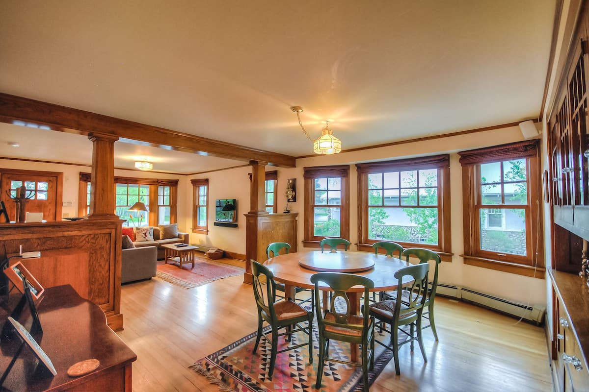 Ferienhaus, 5 Schlafzimmer (Seventh Heaven Chalet) | Essbereich im Zimmer