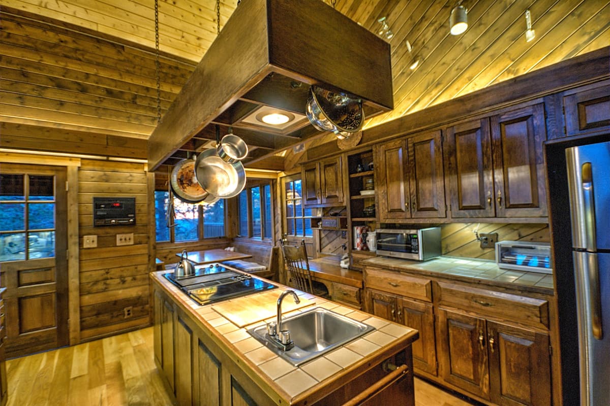 House, Multiple Bedrooms (Heavenly Daze Chalet) | Private kitchen