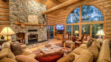 Rumah, 5 kamar tidur (Links and Logs Chalet) | Ruang keluarga | TV layar datar dan perapian