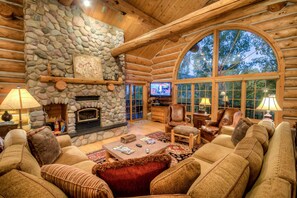 House, 5 Bedrooms (Links and Logs Chalet) | Living room | Flat-screen TV, fireplace