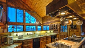 Talo, useita makuuhuoneita (Heavenly Daze Chalet) | Yksityinen keittiö