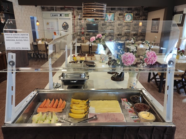 Daily buffet breakfast (BRL 18.00 per person)