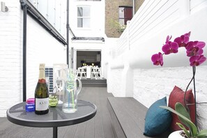 Luxury Apartment, 2 Bedrooms, Ground Floor (No. 2) | Outdoor dining