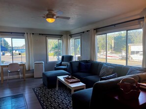 Seaview Cottage | Living area | 32-inch flat-screen TV with cable channels, fireplace - Buccaneer Inn (Nanaimo)