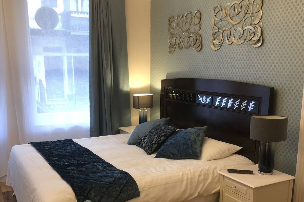 Superking Premier | Egyptian cotton sheets, premium bedding, minibar (free items)