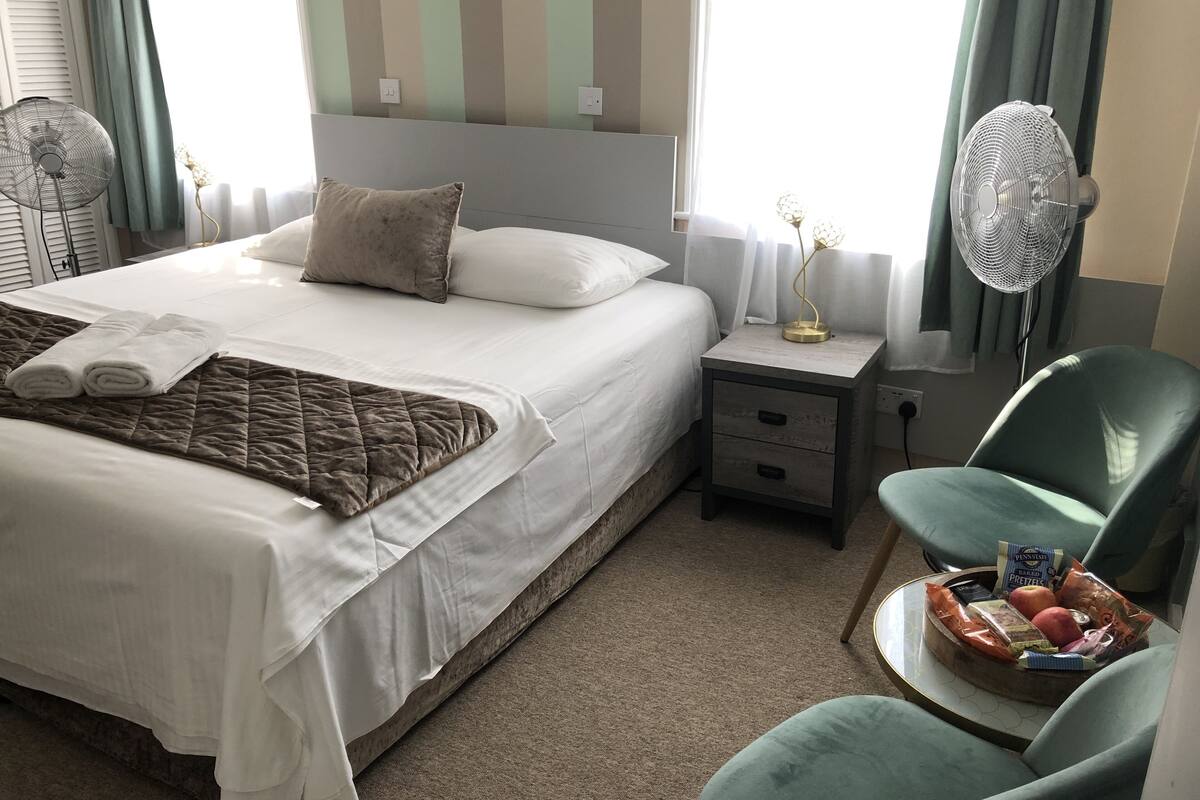 Superking Standard | Egyptian cotton sheets, premium bedding, minibar (free items)