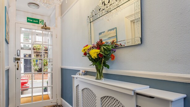 Interior entrance - Brighton Surf Guest House (Brighton)