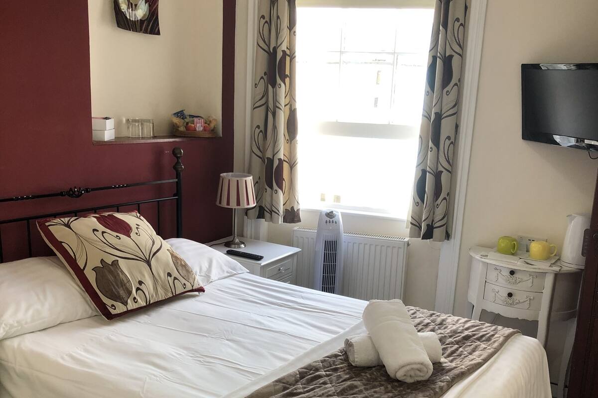 Charcoal & Burgundy room 5 | Egyptian cotton sheets, premium bedding, minibar (free items)