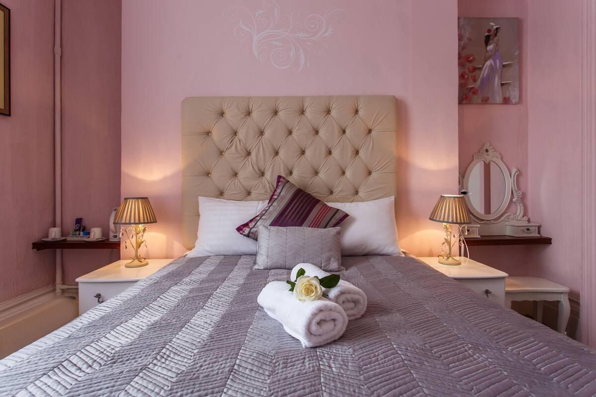 Blush & Grey Room 1 | Egyptian cotton sheets, premium bedding, minibar (free items)