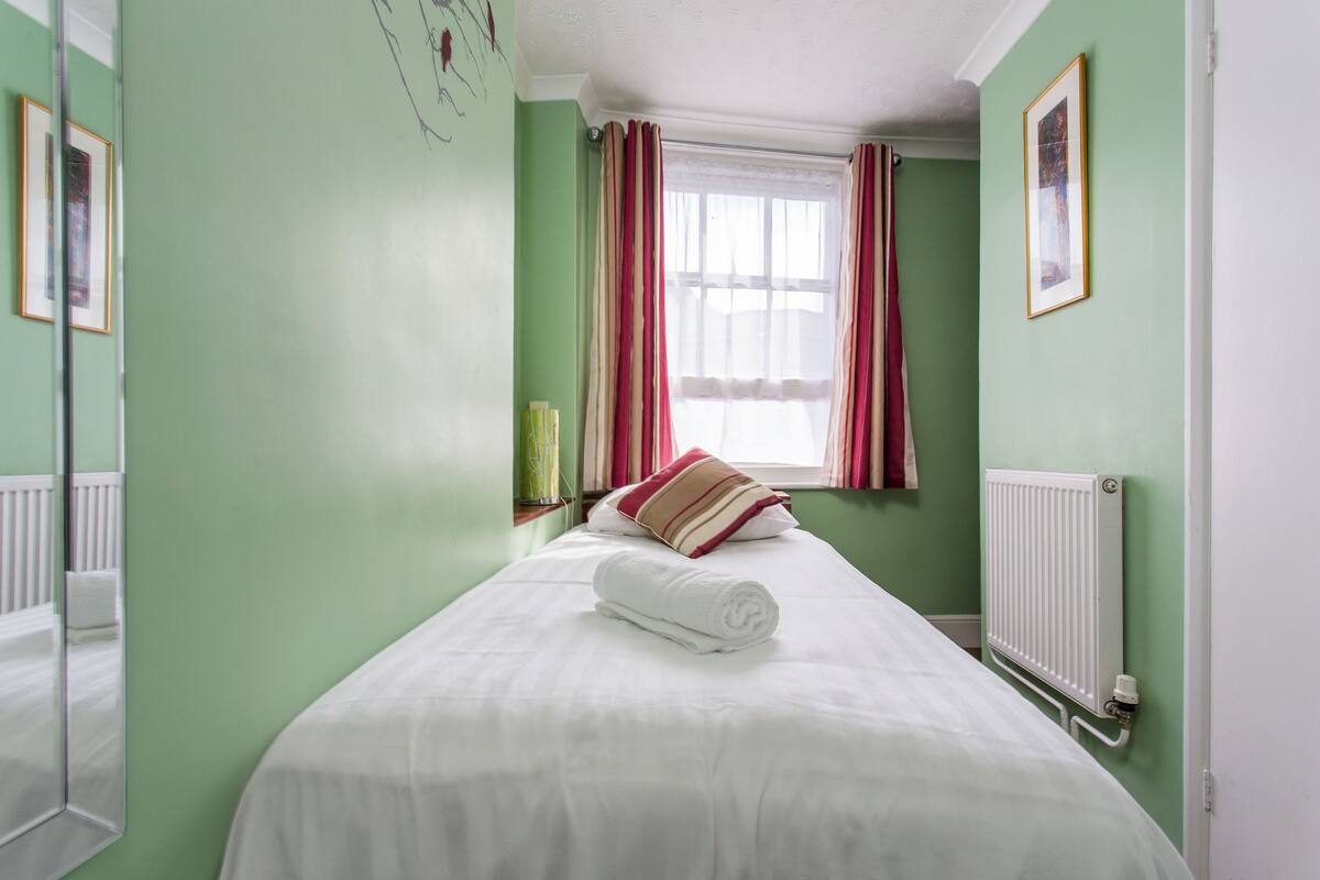 Green & Claret Room 6 | Egyptian cotton sheets, premium bedding, minibar (free items)