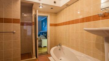 Kamer | Badkamer | Gratis toiletartikelen, een haardroger, handdoeken