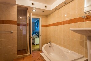 Superking Deluxe (Jacuzzi bath) | Bathroom | Free toiletries, hair dryer, towels - Brighton Surf Guest House (Brighton)