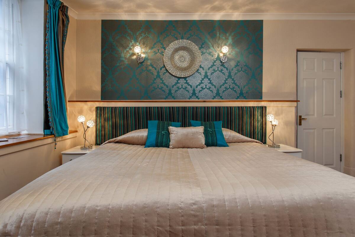 Superking Deluxe (Jacuzzi bath) | Egyptian cotton sheets, premium bedding, minibar (free items)