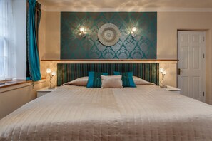 Superking Deluxe (Jacuzzi bath) | Egyptian cotton sheets, premium bedding, free minibar - Brighton Surf Guest House (Brighton)