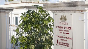 A sign for Hotel Le Muse indicating the location of the 3rd floor piano, 1st floor reception, and breakfast room. - Hotel Le Muse (Syracuse)