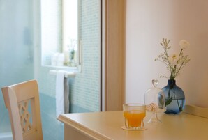 Habitación individual estándar | Zona de estar | Smart TV de 43 pulgadas con canales digitales