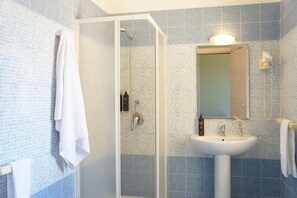 Double Room with 1 Double or 2 Single Beds | 浴室 | 淋浴设施、大花洒淋浴喷头、免费洗浴用品、吹风机