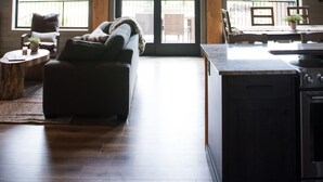 Spazioso loft con soffitto alto, ampie finestre, angolo cottura e zona salotto accogliente.