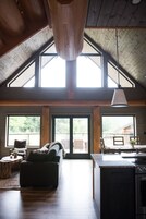 Luxury Nature Series Cabin, 3 Queen Beds, Wood Fireplace, River View (Chinook - Pet Friendly) | Sala de estar