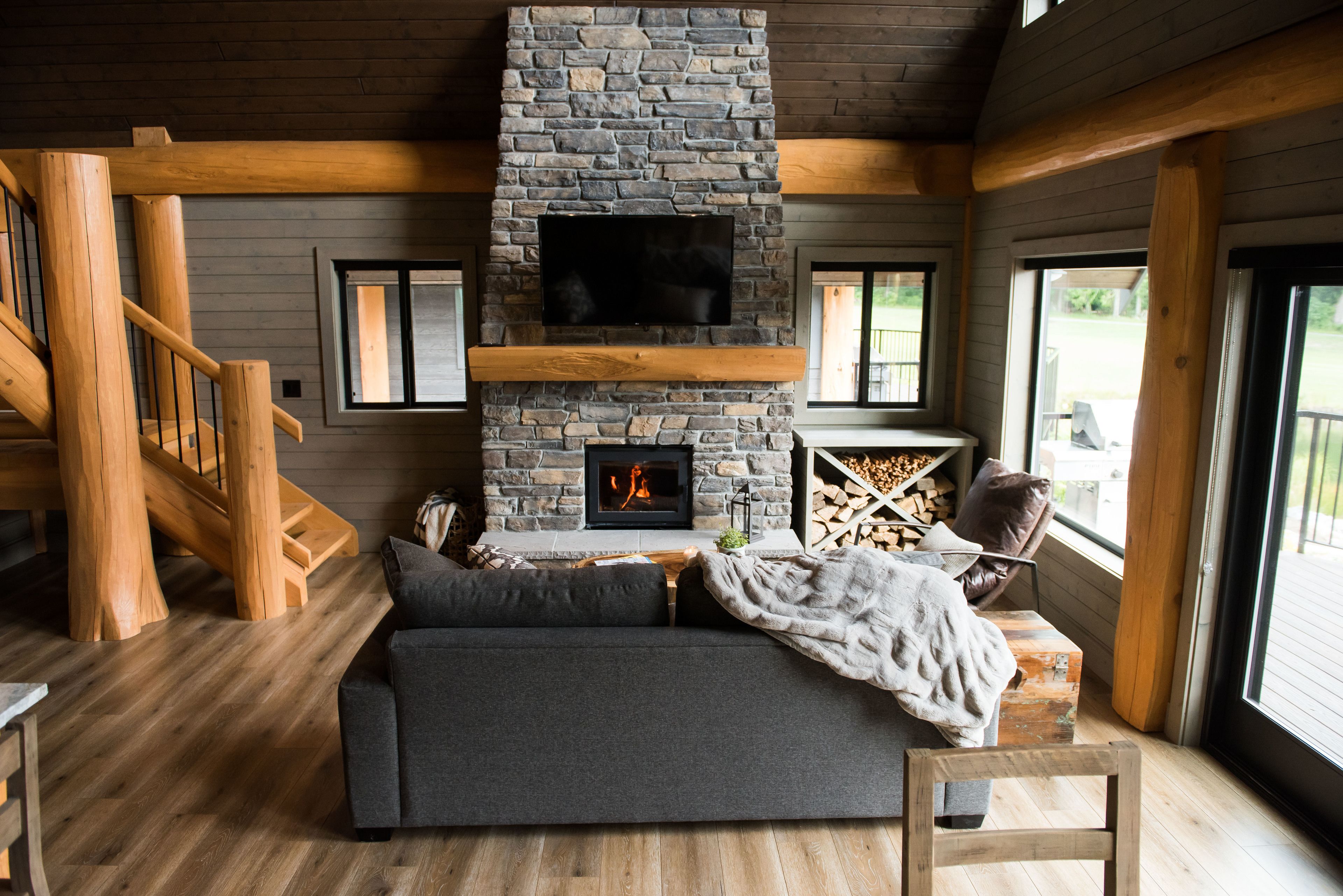 Luxury Nature Series Cabin, 3 Queen Beds, Wood Fireplace, River View (Chinook - Pet Friendly) | Living area