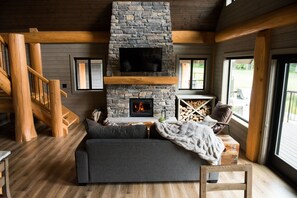 Luxury Nature Series Cabin, 3 Queen Beds, Wood Fireplace, River View (Chinook - Pet Friendly) | リビング エリア