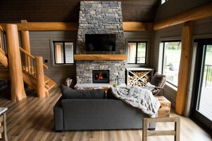Luxury Nature Series Cabin, 3 Queen Beds, Wood Fireplace, River View (Chinook - Pet Friendly) | Living area