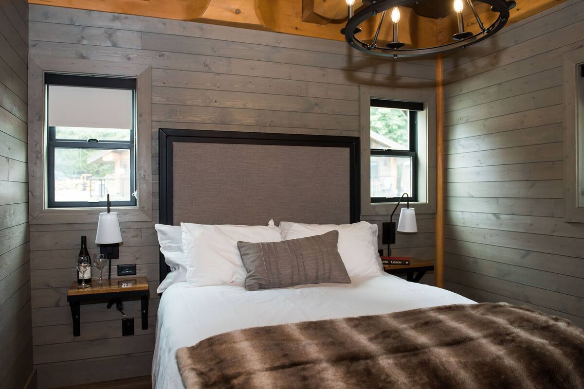 Luxury Nature Series Cabin, 3 Queen Beds, Wood Fireplace, River View (Kermode - Not Pet Friendly) | Iron/ironing board, WiFi (free), individually decorated
