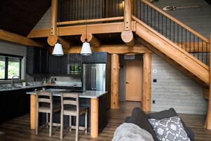 Luxury Nature Series Cabin, 3 Queen Beds, Wood Fireplace, River View (Chinook - Pet Friendly) | Zona de estar