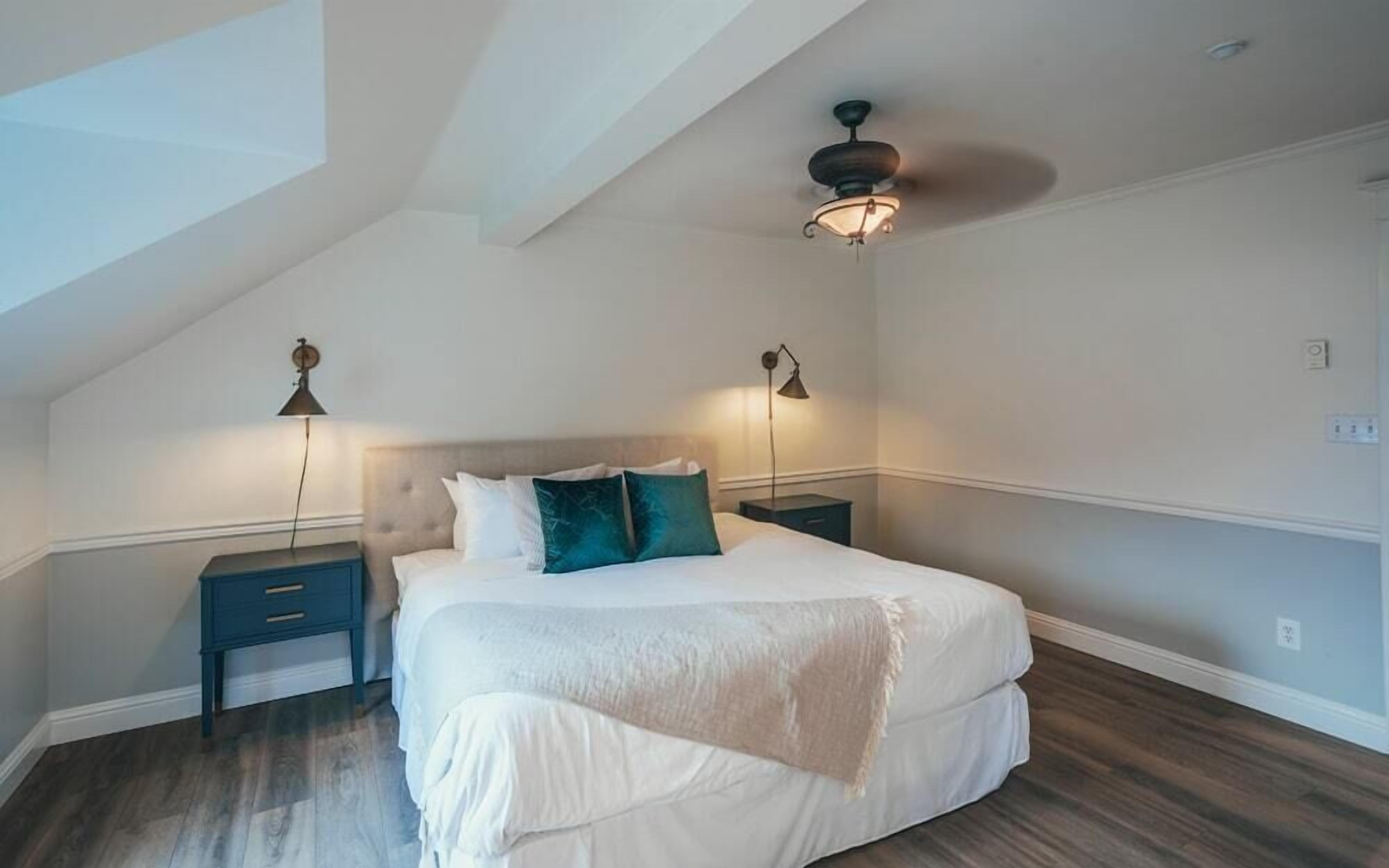 Classic Room, 1 King Bed, River View (Pete's Room - Not Pet Friendly)