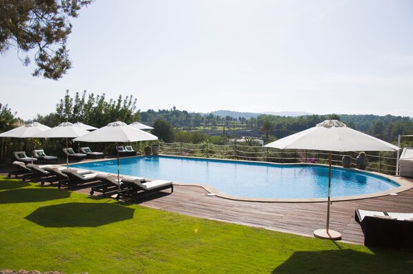 Outdoor pool, pool umbrellas, pool loungers - Cas Gasi Boutique Hotel (Santa Eulalia del Rio)