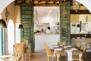 Aperto a pranzo e cena, cucina mediterranea, con vista sulla piscina 