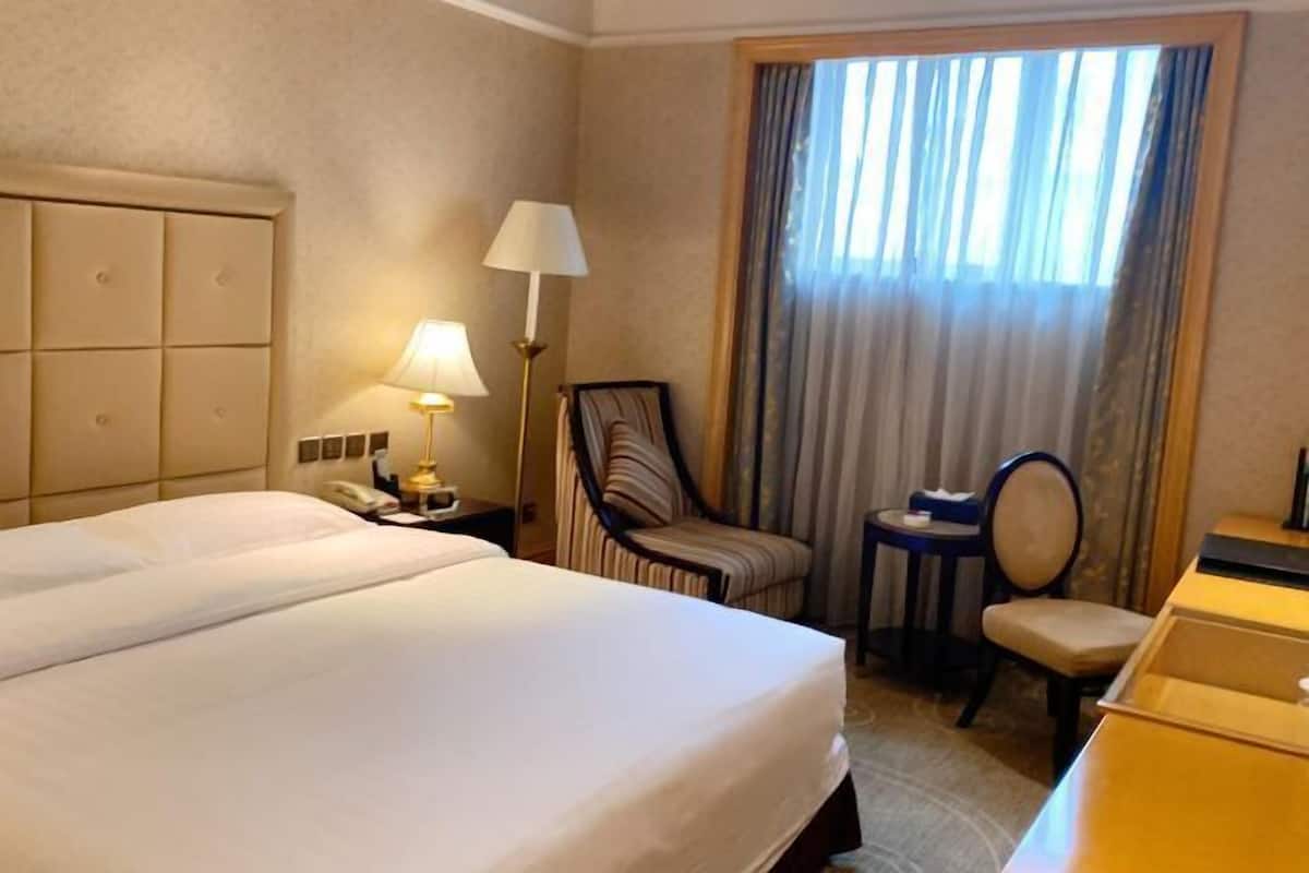 Minibar, in-room safe, alarm clocks