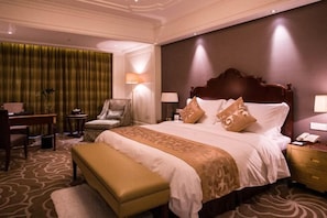 Minibar, két bảo mật tại phòng, đồng hồ báo thức 