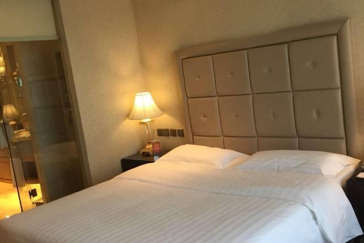 Minibar, in-room safe, alarm clocks