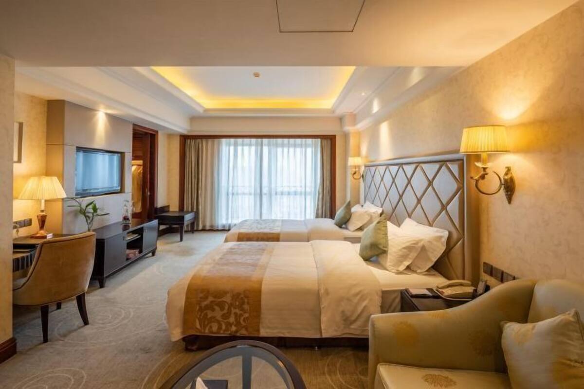 Minibar, in-room safe, alarm clocks