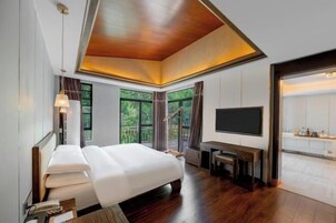 Minibar, caja de seguridad en la habitación y despertador 