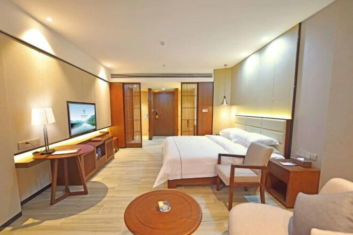 Minibar, in-room safe, alarm clocks