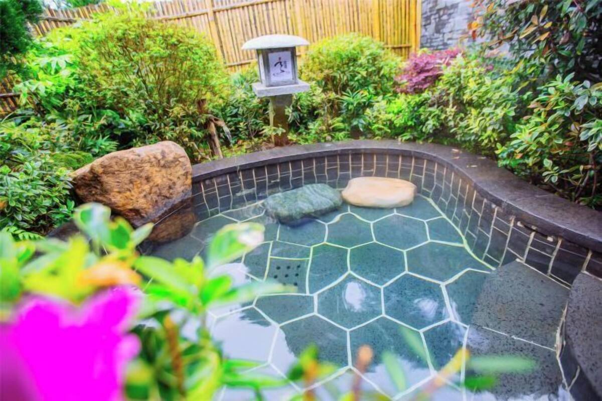 Minibar, brankas, dan jam alarm