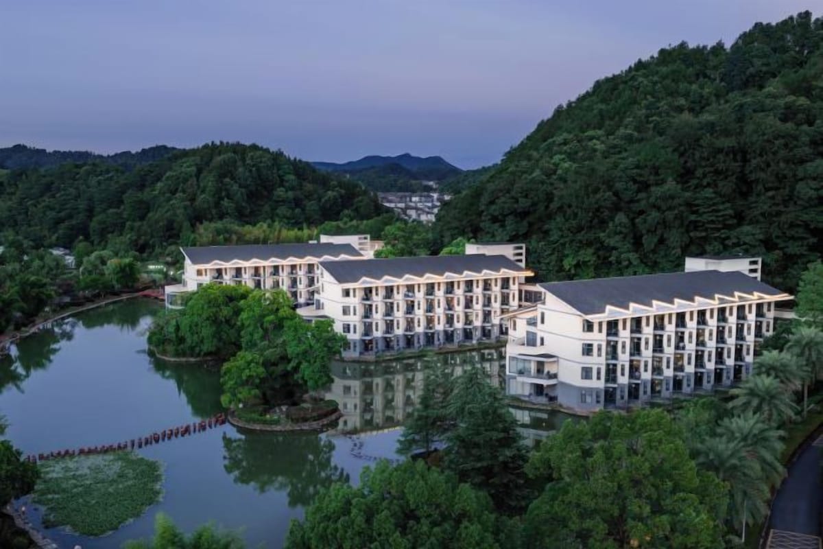 Deluxe Room - Lake-View (2 Beds)