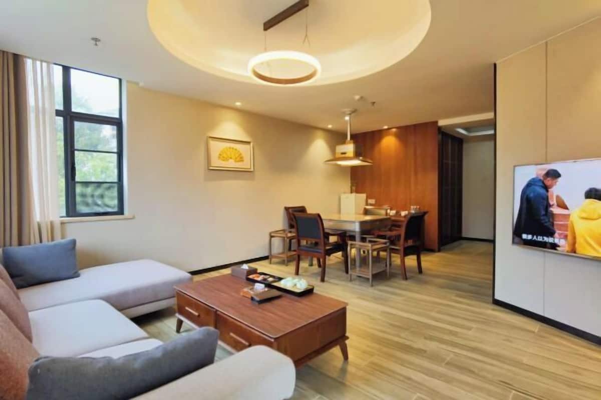Minibar, caja de seguridad en la habitación y despertador