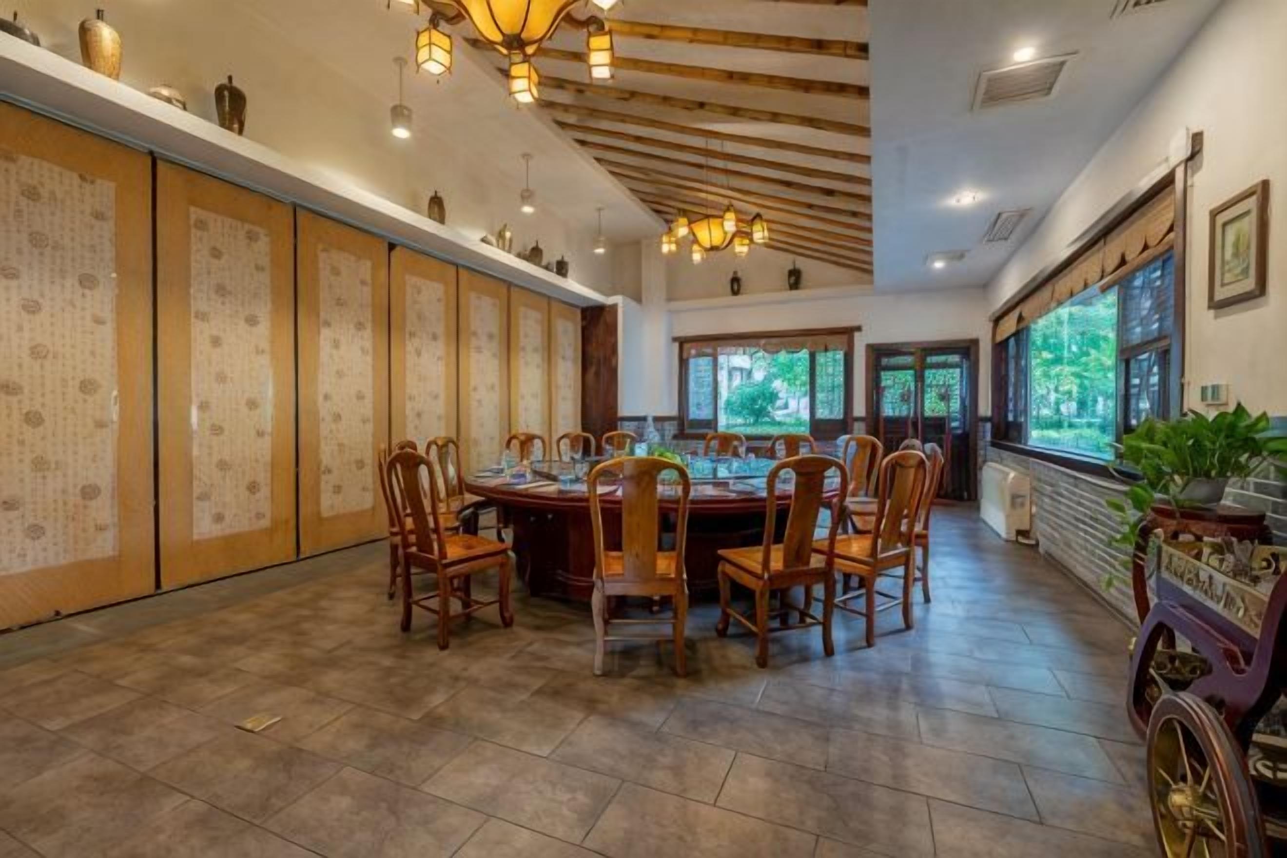 Un comedor tradicional con una mesa larga, sillas y elementos decorativos.