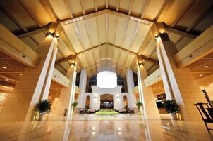 Minibar, caja de seguridad en la habitación y despertador 